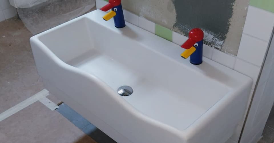 Waschbecken mit Pinguin-Wasserhahn