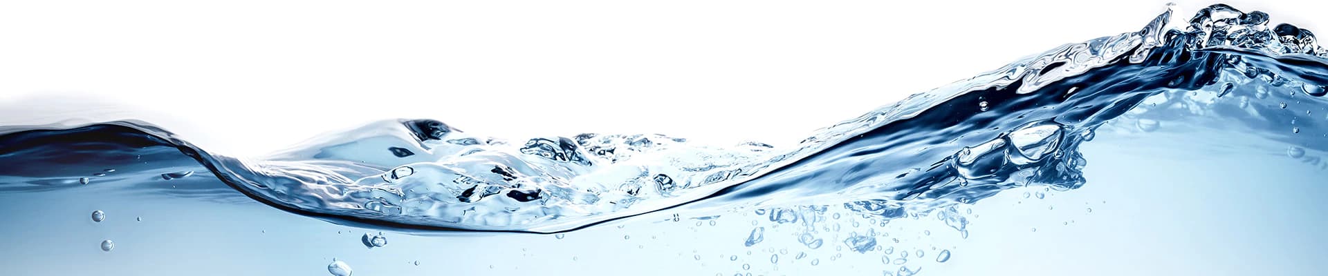 Frisches Wasser auf weißem Hintergrund